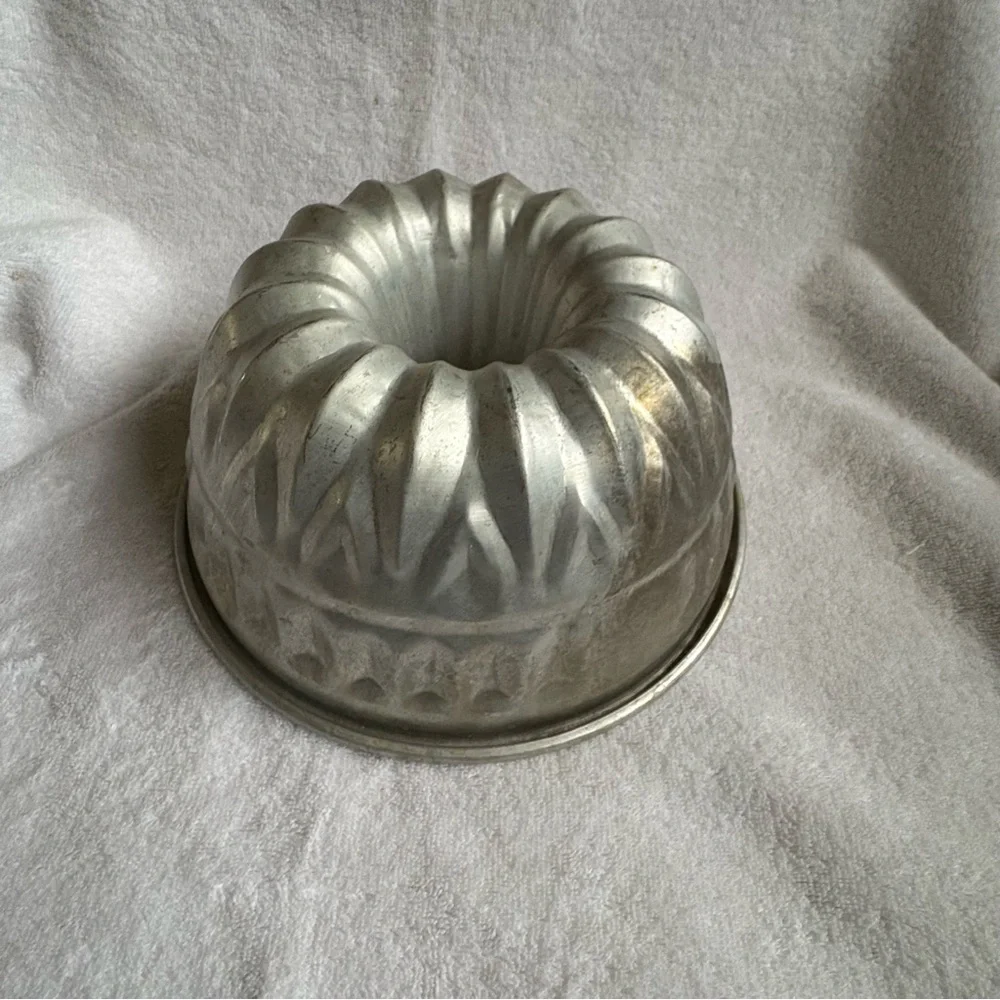 Aluminum Vintage Silver Bundt Baking Pan